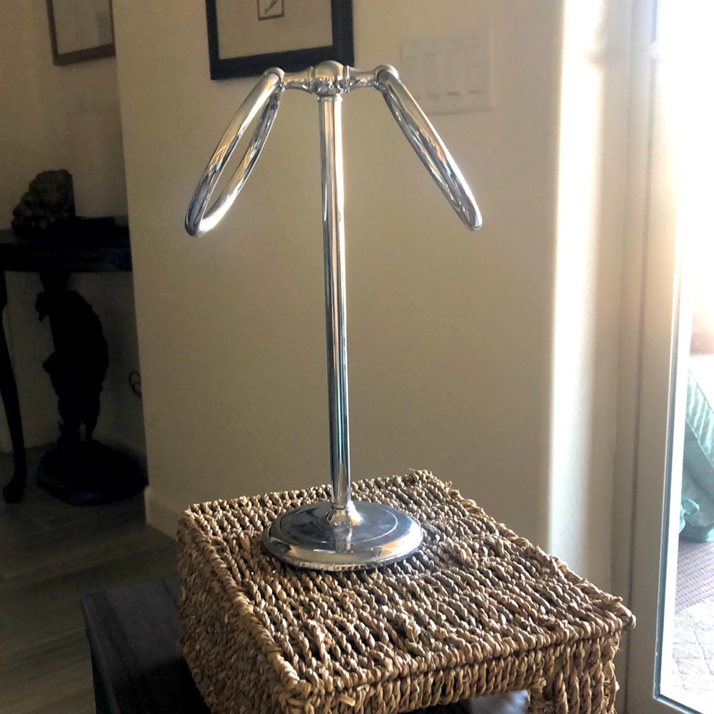 Hand towel holder